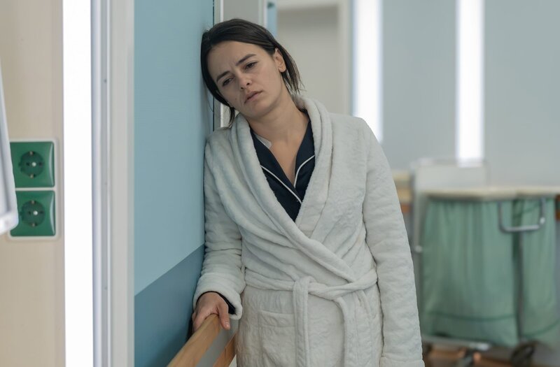 Fadila Awad (Eman Dwagy) geht es plötzlich immer schlechter. – Bild: MDR /​ Sebastian Kiss