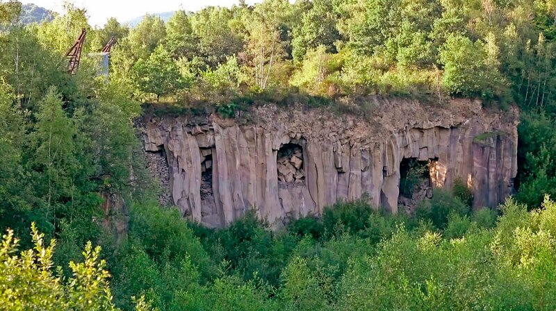 Im Mayener Grubenfeld, einem Ort, an dem über Jahrtausende vulkanisches Gestein abgebaut wurde. – Bild: SWR