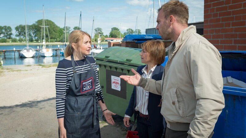 Die Kommissare Katrin Börensen (Claudia Schmutzler, M.) und Lars Pöhlmann (Dominic Boeer, r.) haken noch mal bei Nadja Reisinger (Malina Ebert, l.) nach. Angeblich hat sie Enno nach seiner Rückkehr nur einmal kurz gesehen. Doch es gab noch andere Treffen. Warum hat sie gelogen? – Bild: ZDF/​ZDF/​Meyerbroeker