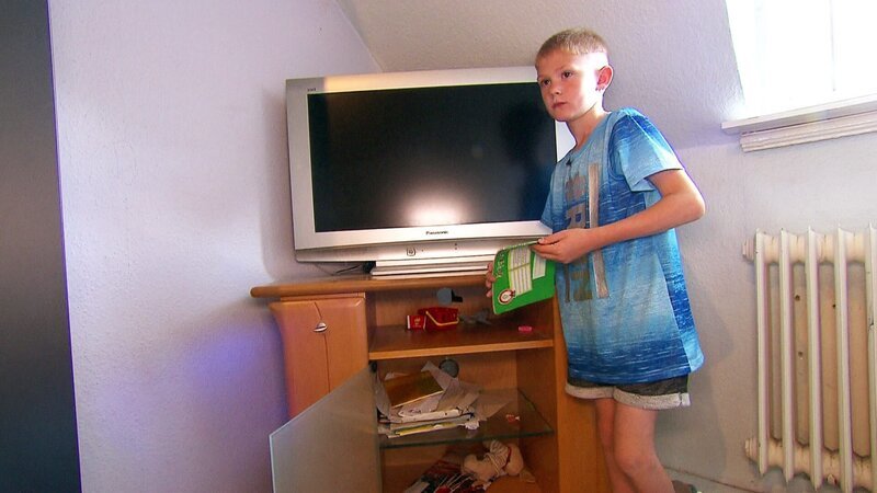 Mirco (7) lebt mit seinen vier Geschwistern Tarja (5), Nick (3), Leonie (2), Lia (1), und seinen Eltern in einer baufälligen Wohnung in Wuppertal. – Bild: RTLZWEI