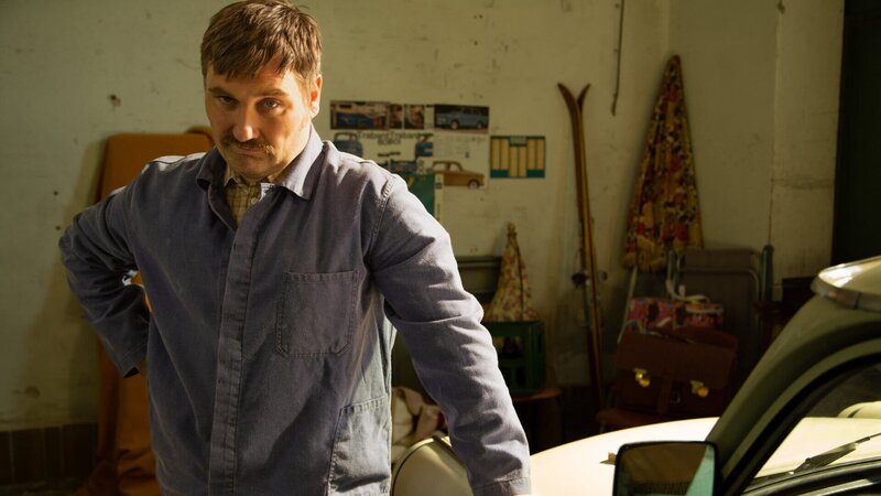 „An der Quelle“: Der 40jährige Thomas B. (Sebastian Thiers) nutzt seine Stellung als Kfz-Schlosser und raubt in einer Autofabrik im sächsischen Zwickau immer wieder nagelneue Fahrzeuge – der Marke „Trabant“ – das Volksauto der DDR. – Bild: ZDF