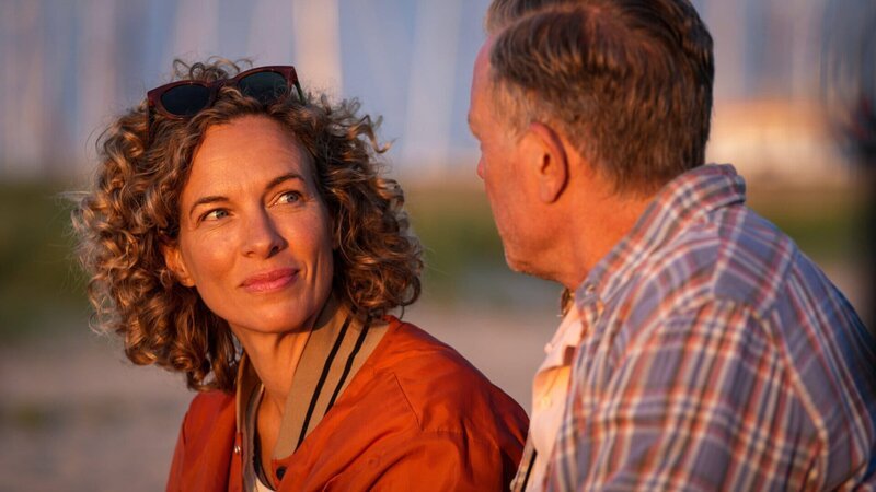 Josefine (Maibritt Saerens) vertraut Dan (Peter Mygind) einen traurigen Teil ihrer Vergangenheit an. – Bild: ZDF