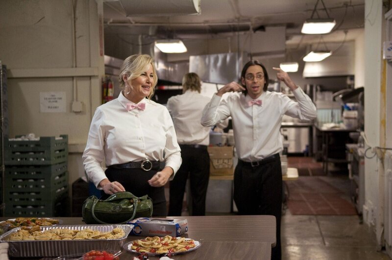 Bobbi St. Brown (Jennifer Coolidge, l.); Roman DeBeers (Martin Starr, r.) – Bild: Starz Entertainment, LLC