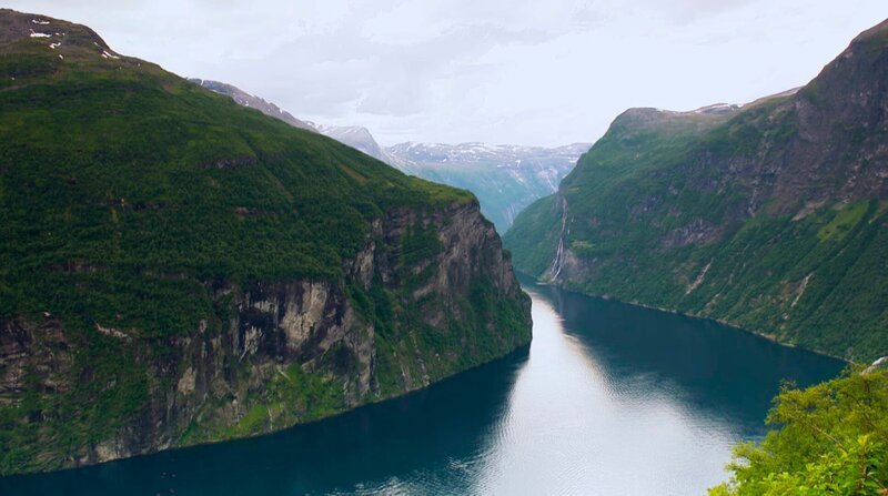 Flankiert von 1.700 Meter hohen Bergen gilt der Geiranger als spektakulärster unter den über 1.000 Fjorden. – Bild: BR/​Miramedia/​NDR/​Elke Bille