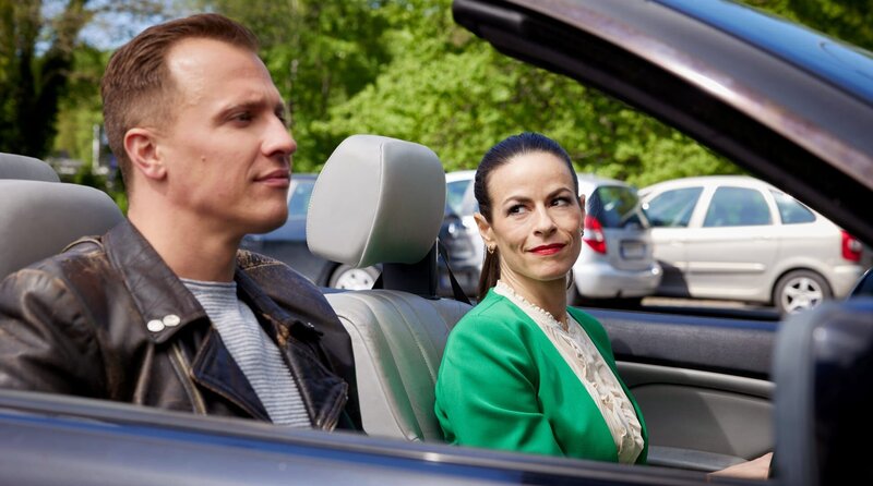 Ringo Holländer (Tim Kalkhof, l.) fällt es schwer zu glauben, dass die Staatsanwältin Odette Santos (Anne Diemer, r.) es mit ihm ernst meinen könnte. – Bild: ARD/​Rudolf Wernicke