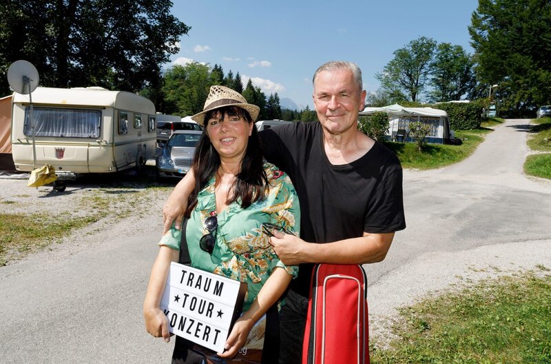 Auf Traumtour durch Oberbayern. Nicole und Jörg sind seit zwei Jahren mit Wohnmobil und Gitarre unterwegs. Sie genießen das tolle Panorama am Tennsee und die Umgebung. Dann müssen sie sich schon auf ihren Auftritt vorbereiten. Für ein „Wohnwagenkonzert“. – Bild: MDR/​timeline/​Alex Kraus