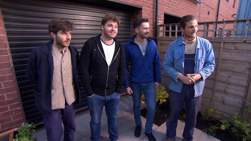 Die Brüder Harry (l.) und David Rich (r.) mit Neil und seinem Mitbewohner Jack +++ Die Verwendung des sendungsbezogenen Materials ist nur mit dem Hinweis und Verlinkung auf RTL+ gestattet. – Bild: RTL /​ SPUN GOLD TV LTD
