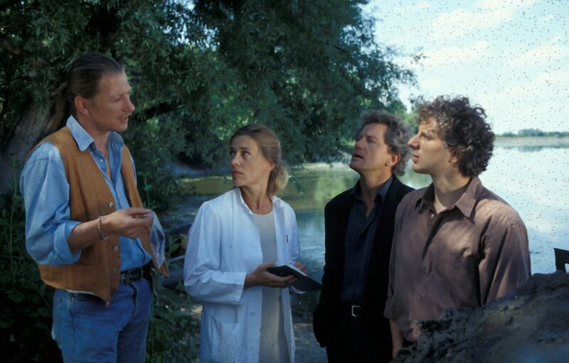Von links: Kriminaloberkommissar Carlo Menzinger (Michael Fitz), die Pathologin (Barbara Rudnik) und die beiden Kriminalhauptkommissare Ivo Batic (Miroslav Nemec) und Franz Leitmayr (Udo Wachtveitl). – Bild: BR/​Bavaria Film GmbH/​Studio Lemm