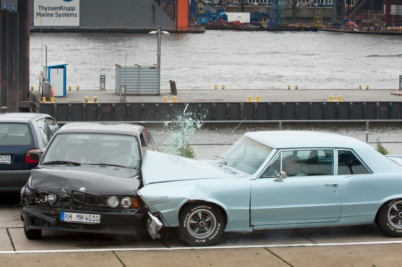 Eine Massenkarambolage am Hafen sorgt für einen Großeinsatz von PK 21 und EKH. – Bild: ZDF und Boris Laewen