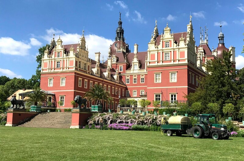 Das Schloss Muskau wurde durch Brandstiftung zerstört und seit 1992 für 25 Millionen Euro vom Freistaat Sachsen wieder aufgebaut. Die Fassadenfarben Himbeerrot und Vanille erinnern angeblich an das Pücklereis. Die große Wiese davor nannte der geniale Landschaftsgärtner Fürst Hermann von Pückler-Muskau in Anlehnung an englische Parkvorbilder seinen „Pleasureground“ – eine schlossnahe Vergnügungswiese. – Bild: MDR/​René Römer /​ ZDF und MDR/​René Römer