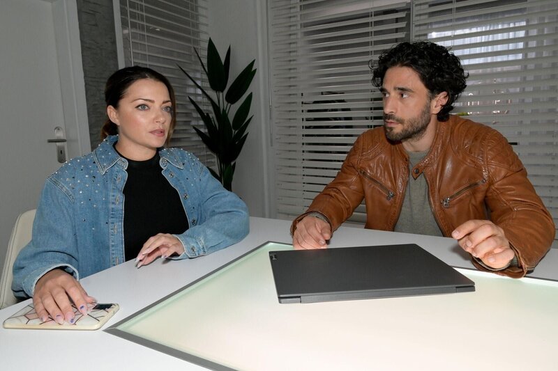 Emily (Anne Menden) ist trotz allem erleichtert, dass Tobias (Jan Kittmann) ihr hilft. – Bild: RTL /​ Rolf Baumgartner