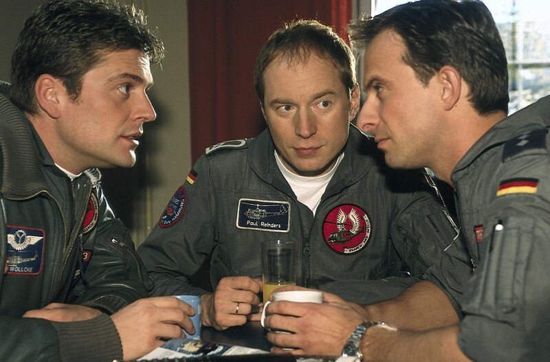 Die drei Männer Jan (Oliver Hörner, l.), Paul (Rainer Sellien, M.) und Jens (Nicolas König, r.) erarbeiten eine todsichere Strategie, wie sie Sabine von ihren Plänen nach Afrika zu gehen, abhalten können. – Bild: ZDF