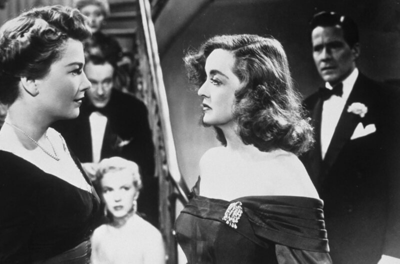 Margo Channing (Bette Davis, re.) stellt Eve Harrington (Anne Baxter, li.) zur Rede. (Im Hintergrund: Marilyn Monroe als Claudia Casswell, George Sanders als Addison DeWitt, Celeste Holm als Karen Richards, Hugh Marlowe als Lloyd Richards) – Bild: Twentieth Century Fox Film Corporation Margo Channing (Bette Davis, re.) stellt Eve Harrington (Anne Baxter, li.) zur Rede. (Im Hintergrund: Marilyn Monroe als Claudia Casswell, George Sanders als Addison DeWitt, Celeste Holm als Karen Richards, Hugh Marlowe als Lloyd Richards) – Bild: Twentieth Century Fox Film Corporation