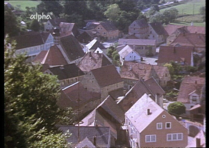 Unser Dorf soll hässlich werden – Filmemacher Dieter Wieland sucht 1975 die effektivsten Möglichkeiten, wie man aus einem schönen Dorf ein hässliches macht. Dieses Dorf ist noch unberührt und genügt ästhetischen Ansprüchen. – Bild: BR