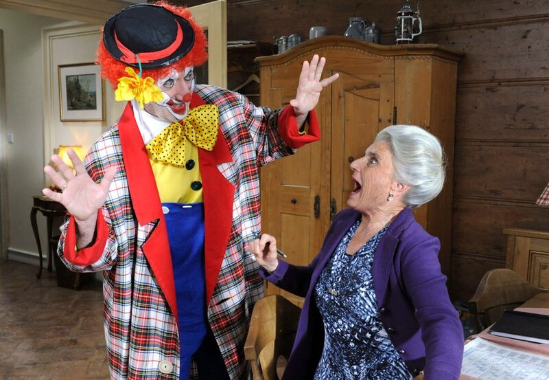 Alfons (Sepp Schauer, l.) weiß nichts von Käthes (Luise Deschauer, r.) Clownphobie und jagt dieser einen gehörigen Schrecken ein. – Bild: ARD/​Ann Paur
