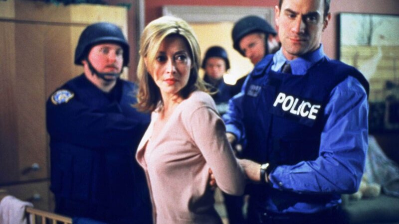 Endlich hat Detective Elliot Stabler (Christopher Meloni) den Serienmörder ausfindig gemacht, der seit einiger Zeit im Rotlichtmilieu sein Unwesen treibt. Doch verhaften kann er ihn nicht mehr, denn er wurde von der Prostituierten Debra (Sharon Lawrence) erschossen. – Bild: RTL /​ NBC