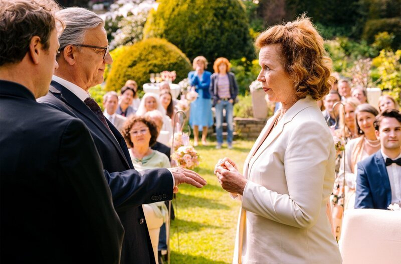 Mathias (Hannes Hellmann, li.) und Kerstin (Marion Kracht, re.) möchten sich nach 25 Jahren erneut das Ja-Wort geben. – Bild: ARD Degeto/​Martin Rottenkolber