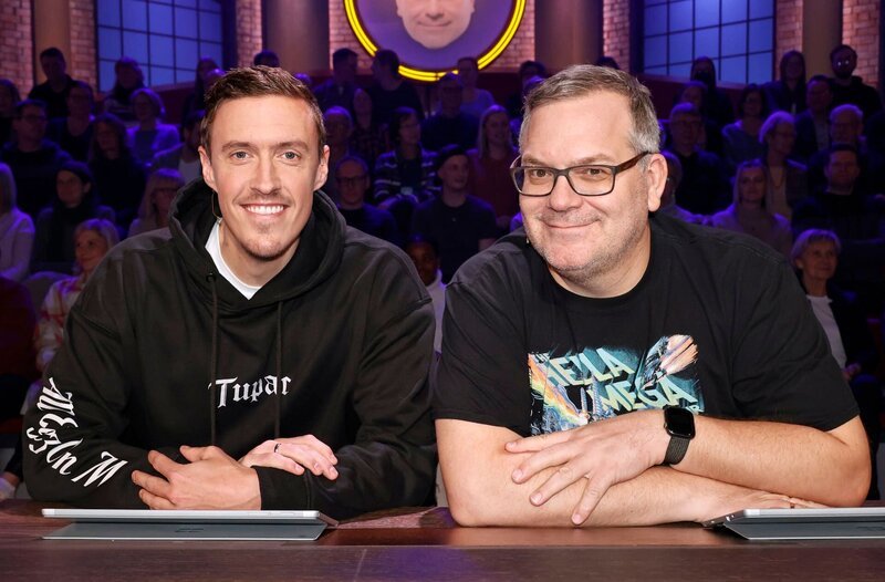 Rateteam-Kapitän Elton (r.) mit Profi-Fußballspieler Max Kruse (l.). – Bild: ARD/​Morris Mac Matzen