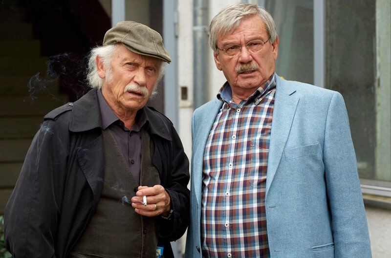 Edwin Bremer (Tilo Prückner, l.) und Günter Hoffmann (Wolfgang Winkler, r.) müssen den Mord an einem Banker aufklären. – Bild: ARD/​Kai Schulz/​Kai Schulz