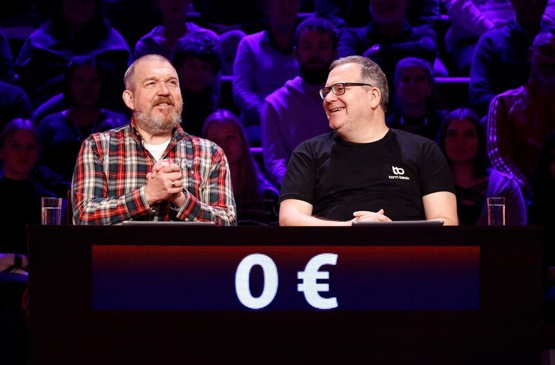 Rateteam-Kapitän Elton (r.) und der Schauspieler Dietmar Bär (l.) bilden ein Rateteam. – Bild: ARD/​Morris Mac Matzen