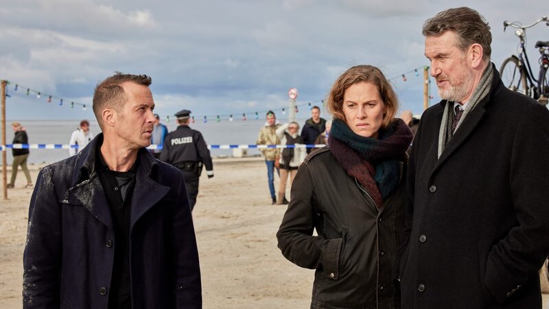 Rupert (Barnaby Metschurat, l.) hat eine Leiche im Osterfeuer entdeckt und die Kollegen benachrichtigt. Ann Kathrin Klaasen (Picco von Groote, M.) und Kommissariats-Leiter Ubbo Heide (Kai Maertens, r.) überlegen, was während der Feier am Feuer geschehen sein könnte. – Bild: ZDF