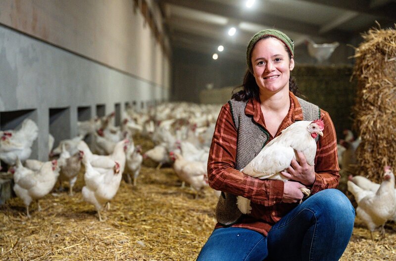 Landfrau Anna Ostermeier in ihrem Hühnerstall. – Bild: BR/​megaherz gmbh/​Moritz Sonntag