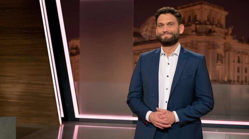 Christian Ehring – Moderator des NDR Satiremagazins extra3 – Bild: SWR/​NDR/​Jonas Fülscher