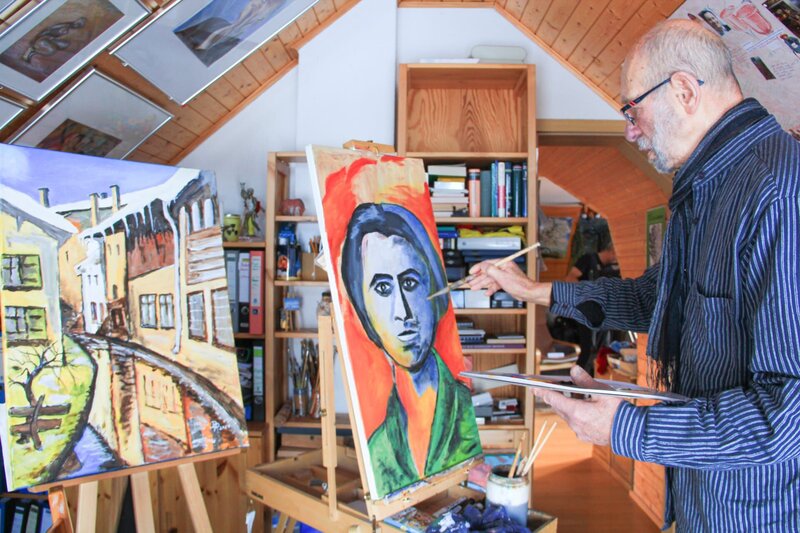 Dem Schneeweiß draußen setzt Dietrich Papsch intensive Farben entgegen. Der Hobbymaler engagiert sich auch für Schellerhaus Galerie. – Bild: MDR/​Kathrin Welzel