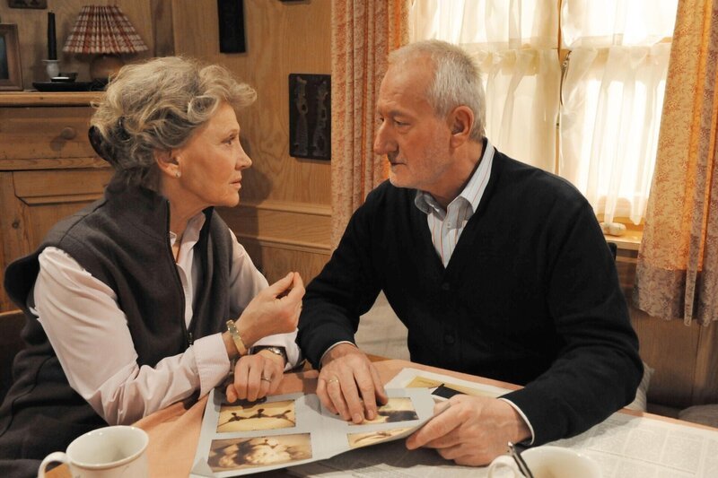 Hildegard (Antje Hagen, l.); Alfons (Sepp Schauer, r.) – Bild: ARD /​ Ann Paur