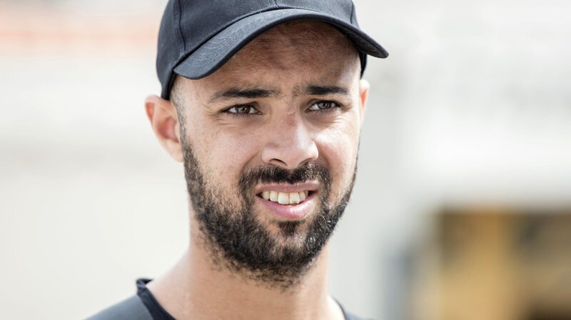 Der scharfzüngige Comedy-Star Simon Heller (Alexander Salzburger) gerät wegen seiner politikerverachtenden Sprüche in Verdacht, hinter dem Anschlag auf eine Spitzenpolitikerin zu stecken. – Bild: ARD Degeto/​Warner Bros./​Cologne Film/​Ulrika Malm