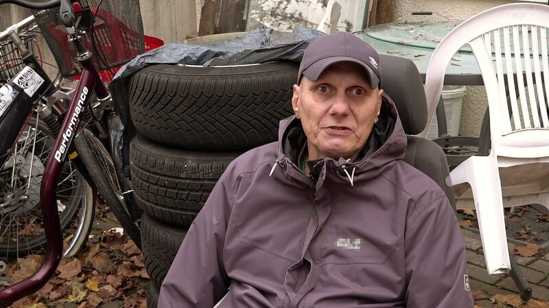 Elvis macht zurzeit Martins erstes Auto, den blauen VW Polo, wieder fit. Denn der soll verschenkt werden. – Bild: RTLZWEI