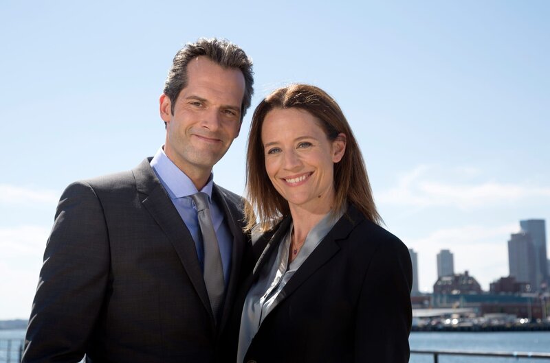 Julie (Regula Grauwiller) freut sich für ihren Mann Eric (Martin Rapold), der als Kongresskandidat aufgestellt wurde. – Bild: ZDF