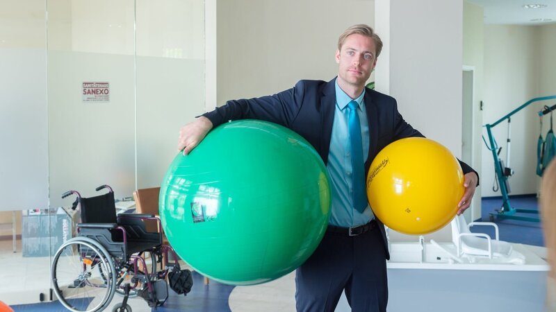 Meinhard Bommers Vorgesetzter, Florian Wagner (Bernd-Christian Althoff) hat große Stücke auf ihn gehalten. Bommer war für ihn ein tadelloser Mitarbeiter. Sein Tod stellt ihn vor große Rätsel. – Bild: ZDF