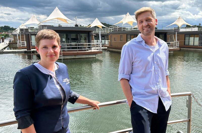 Floating Village am Brombachsee – Elisabeth Hecht mit Moderator Johannes Zenglein. – Bild: SWR