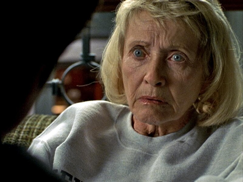 Bess Sherman (Jane Powell) wurde mi?handelt. Die Detektives versuchen der verwirrten Frau zu helfen … – Bild: RTL II