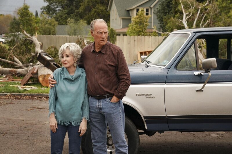 Connie ‚Meemaw‘ Tucker (Annie Potts, l.); Dale Ballard (Craig T. Nelson, r.) – Bild: Warner Bros. Entertainment Inc.