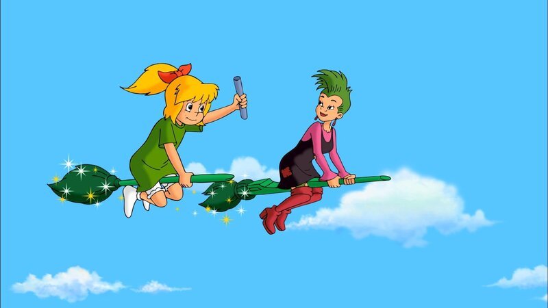 Bibi (l.) und Schubia (r.) freuen sich auf das große Besenrennen, einen Staffelflug der Junghexen. – Bild: Kiddinx-Berlin /​ ZDF und Kiddinx-Berlin