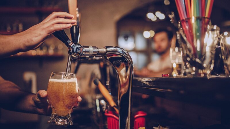 Aktuell gibt es deutschlandweit noch circa 22.000 Kneipen. Die Zahlen sind seit Jahren stark rückläufig. Die Corona-Krise hat diesen Trend noch verstärkt. – Bild: ZDF