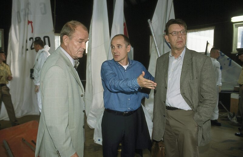 Dr. Robert Kolmaar (Ulrich Mühe, M.) versucht zusammen mit KHK Joe Hoffer (Jörg Gudzuhn, r.) und Prof. Bondzio (Dieter Mann, l.) den Tathergang im Bootshaus zu rekonstruieren, der noch einige Fragen offen lässt. War es tatsächlich Selbstmord? – Bild: ZDF