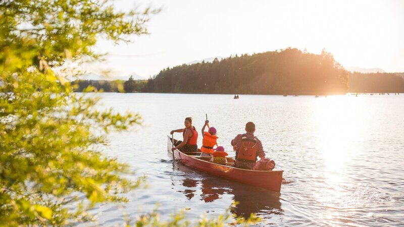 Das Bild zeigt die Familie beim Kanu fahren. – Bild: ServusTV /​ Daniel Götzhaber