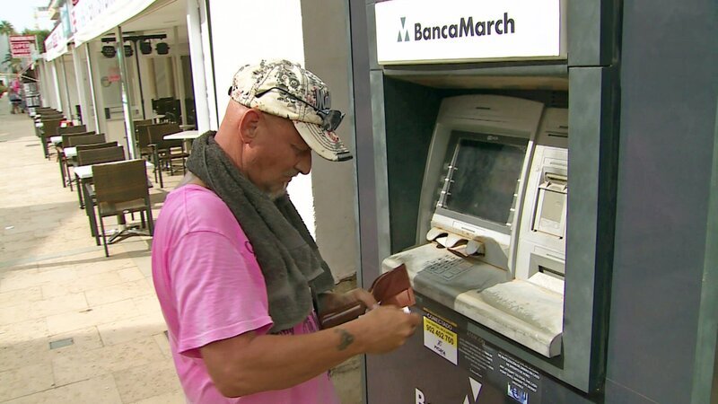 Stephan plant, sich mit einem alten Freund auf Mallorca selbstständig zu machen. Finanzielle Sorgen macht er sich auf jeden Fall erst einmal nicht, denn er will weiterhin illegal Hartz IV aus Deutschland beziehen.. – Bild: RTLZWEI