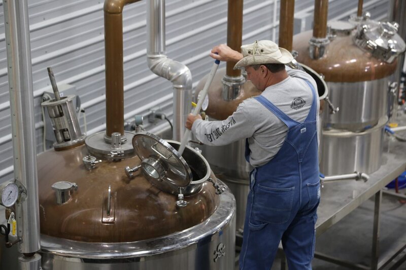 Tim Smith is using a hands on approach to help the Williams family maintain and improve their product and business. – Bild: Discovery Channel /​ Photobank;36474_ep102_009.JPG /​ Discovery Communications LLC