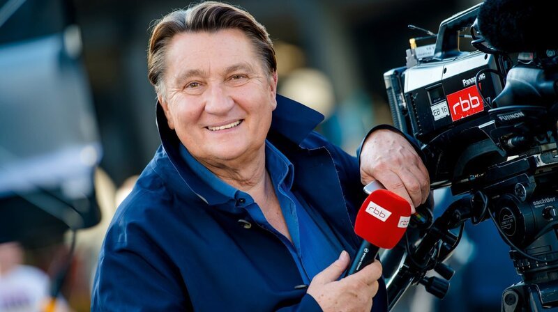 Es wird ein Abschieds-Abend für den legendärsten TV-Reporter Berlins: Ulli Zelle war immer ganz nah an den Schicksalen und Menschen seiner Stadt und Brandenburgs. Jetzt kommen sie zu ihm in den Großen Sendesaal: Prominente und Menschen aus seinen Reportagen und Interviews, seine KollegInnen. Und sie bringen ein Stück Zeitgeschehen mit. – Ulli Zelle – Bild: rbb/​Gundula Krause