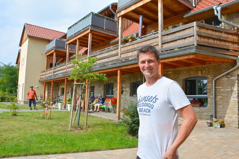 Lange Zeit stand sie leer, dann hat Maik Siebert die alte Schule im Dorf gekauft, umfassend saniert und mit Leben gefüllt. Die Villa Domäne ist eine Senioren Wohngemeinschaft. Die Idee hat Maik Siebert aus der Not geboren. Er wollte für seinen demenzkranken Großvater eine bestmögliche Betreuung im Dorf. – Bild: MDR