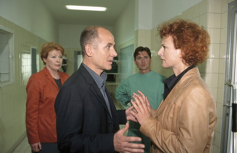 Nina Tavor (Sylvia Haider, r.) ist zur Gerichtsmedizin gekommen, um ihren toten Mann zu sehen. Dr. Robert Kolmaar (Ulrich Mühe, l.) versucht, sie davon abzuhalten. – Bild: ZDF