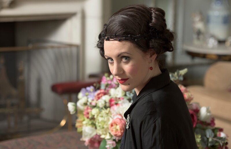 Spielfilmszene: Hollywoods Stummfilmstar Gloria Swanson (Katie McInnes) angelt sich als erste Film-Diva einen adligen Ehemann. Doch ihre Liebe währt nicht ewig. – Bild: Graeme Hunter Pictures