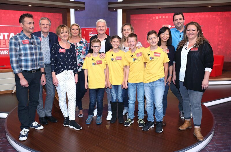 Hinten v. li.: Donald Bäcker, Gunther Tiersch, Katja Horneffer, Claudia Kleinert, Guido Cantz, Natalia Sipos, Su Bei Wu, Steffen Merz, Judith Müller,: vorne (v. links): Manuel Ringer, Julia Weber, Alfons Bittermann, Alexander Fähnrich. – Bild: SWR/​Bavaria/​Frank W. Hempel