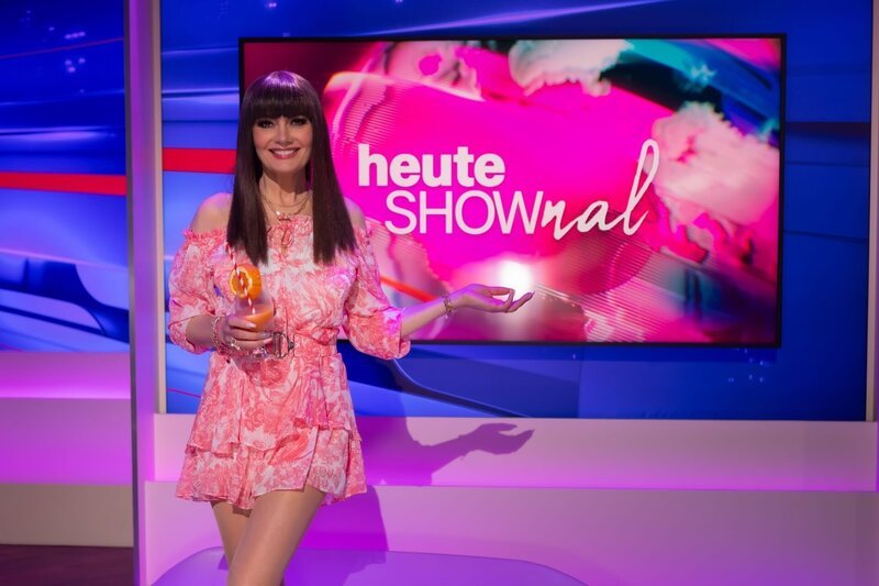 Martina Hill als Larissa im „heute SHOWNAL“-Studio – Bild: ZDF