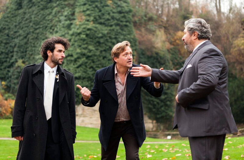 Suche nach der entführten Braut: Huck (Patrick von Blume, M.), Cem Gökhan (Aykut Kayacik, r.) und Bräutigam Bülent (Mehmet Sözer, l.) geraten in Streit. – Bild: SWR