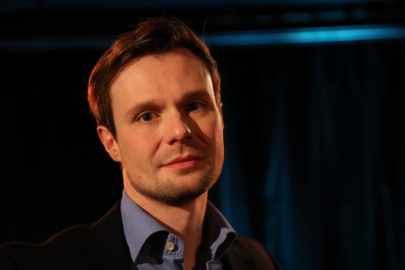 Diesmal verrät uns der Robotik-Forscher und Leibniz-Preisträger Sami Haddadin von der TU München, warum der Mensch auch zukünftig eine zentrale Rolle in der Welt moderner Maschinen spielt. Und der Paläontologe Sebastian Teichert (im Bild) von der Friedrich-Alexander-Universität Erlangen-Nürnberg nimmt uns mit auf eine Entdeckungsreise zu den Riffen in der Arktis. – Bild: BR/​Benedikt Preisinger